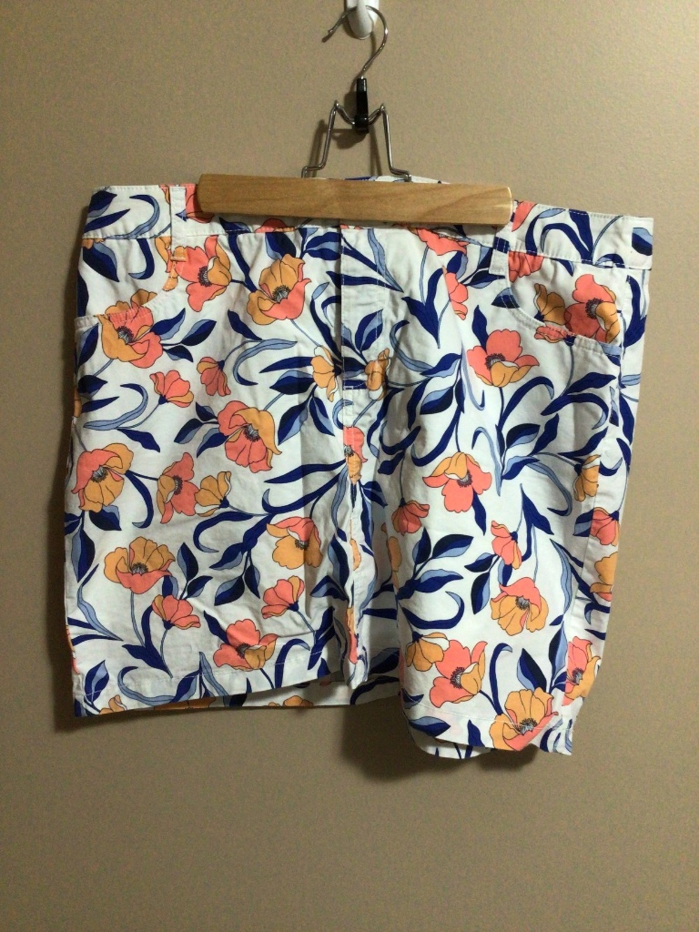 St. John's Bay White Floral Print Women’s Shorts - Size 16